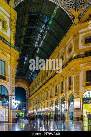 MILANO, 13 MARZO 2016: Vista di una delle gallerie commerciali più antiche del mondo - la galleria Vittorio Emanuele II di Milano Foto Stock