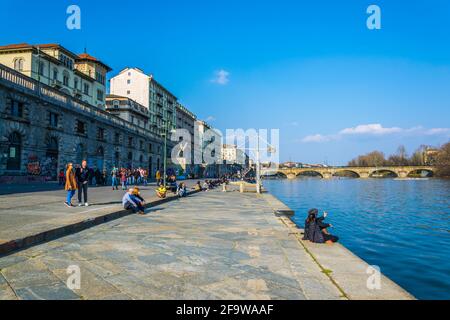 TORINO, ITALIA, 12 MARZO 2016: La gente cammina lungo il fiume murazzi del po nella città italiana di torino. Foto Stock