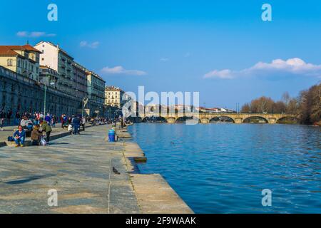 TORINO, ITALIA, 12 MARZO 2016: La gente cammina lungo il fiume murazzi del po nella città italiana di torino. Foto Stock