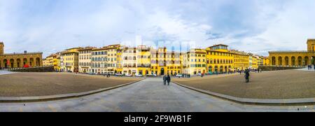 FIRENZE, ITALIA, 15 MARZO 2016: Facciate di case colorate in Piazza dei Pitti a Firenze Foto Stock