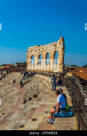 VERONA, ITALIA, 19 MARZO 2016: Un paio di turisti sta ammirando l'interno dell'arena romana nella città italiana di verona Foto Stock