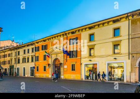 VERONA, 19 MARZO 2016: Si sta passeggiando su una piazza di fronte al castelvecchio nella città italiana di Verona Foto Stock