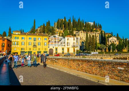 VERONA, 19 MARZO 2016: I turisti attraversano il ponte pietra a Verona Foto Stock