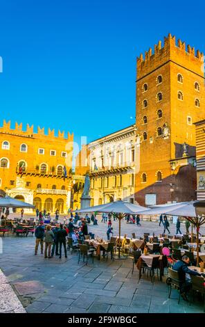 VERONA, ITALIA, 19 MARZO 2016: Si sta passeggiando per piazza delle erbe a Verona Foto Stock