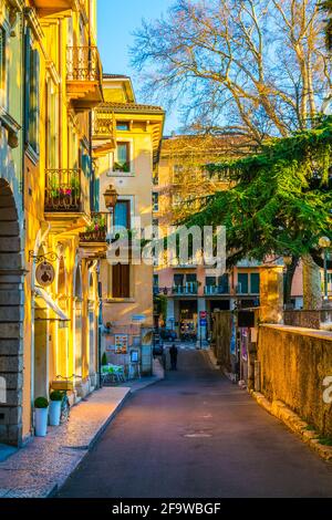 VERONA, ITALIA, 19 MARZO 2016: La gente sta passeggiando attraverso una stradina nella città italiana di verona Foto Stock