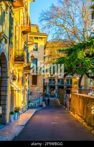 VERONA, ITALIA, 19 MARZO 2016: La gente sta passeggiando attraverso una stradina nella città italiana di verona Foto Stock