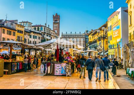 VERONA, ITALIA, 19 MARZO 2016: Si sta passeggiando per piazza delle erbe a Verona Foto Stock