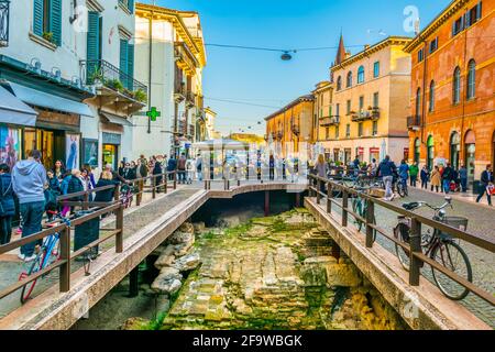 VERONA, ITALIA, 19 MARZO 2016: Le persone passeggiano lungo le rovine romane scoperte nella città italiana di verona Foto Stock