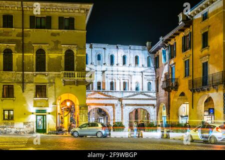 VERONA, 19 MARZO 2016: Vista notturna della porta borsari illuminata di verona. Foto Stock