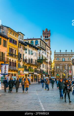 VERONA, ITALIA, 19 MARZO 2016: Si sta passeggiando per piazza delle erbe a Verona Foto Stock