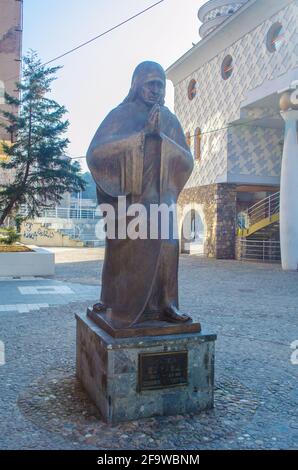 SKOPJE, MACEDONIA, 16 FEBBRAIO 2015: Statua di madre teresa nella città macedone skopje. Foto Stock