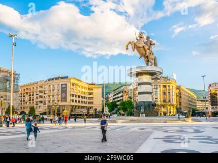 SKOPJE, MACEDONIA, 14 MAGGIO 2016: Vista della piazza della Macedonia dominata dalla statua di alessandro il grande in skopje. Foto Stock