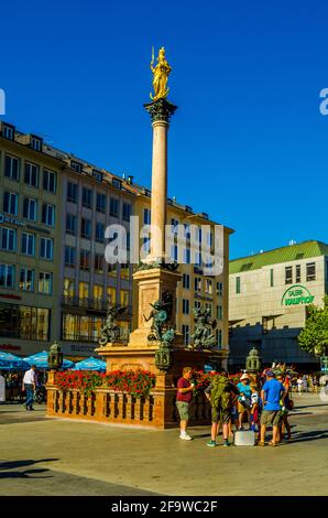 MONACO, GERMANIA, 20 AGOSTO 2015: La statua dorata di Maria (Mariensaule), una colonna mariana sulla Marienplatz di Monaco, in tedesco Foto Stock