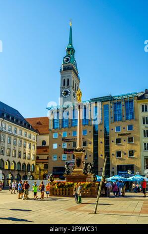 MONACO, GERMANIA, 20 AGOSTO 2015: La statua dorata di Maria (Mariensaule), una colonna mariana sulla Marienplatz di Monaco, in tedesco Foto Stock