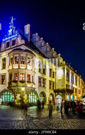 MONACO, GERMANIA, 20 AGOSTO 2015: Vista notturna della hofbrauhaus illuminata nella città tedesca di monaco Foto Stock