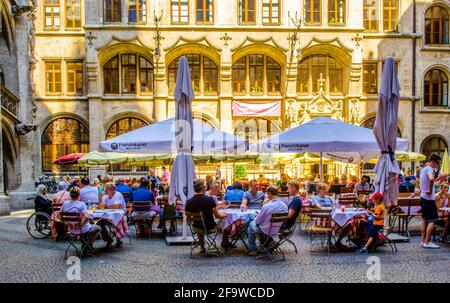 MONACO di BAVIERA, GERMANIA, 20 AGOSTO 2015: Cortile interno del nuovo Municipio storico (Neues Rathaus) a Monaco di Baviera. Foto Stock