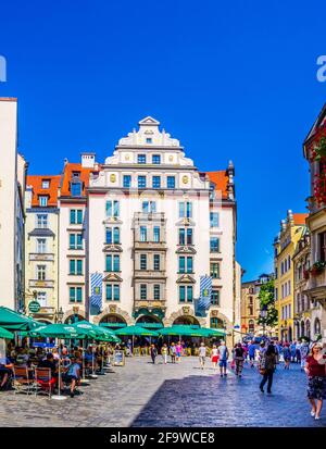 MONACO, GERMANIA, 20 AGOSTO 2015: La gente sta comprando i souvenir sulla orlandostrasse a monaco che ospita il famoso hofbrauhaus alla fine Foto Stock