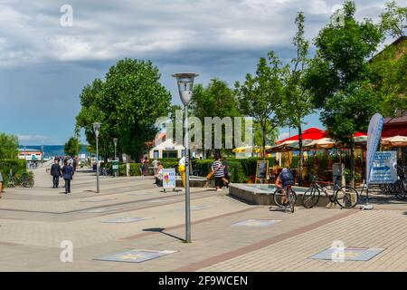 PODERSDORF AM SEE, AUSTRIA, 17 GIUGNO 2016: Vista sul lungolago della città austriaca podersdorf am See situata sulla riva di neusiedlersee ad Aus Foto Stock