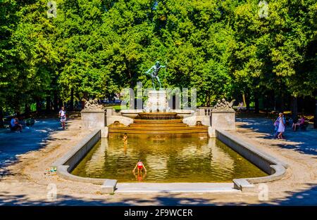 MONACO, GERMANIA, 20 AGOSTO 2015: La gente sta passando intorno all'antica primavera 'Vater Rhein' di Monaco in Baviera Foto Stock