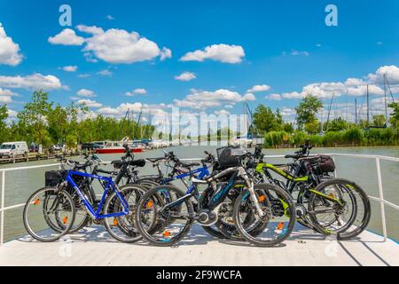 ILMITZ, 17 GIUGNO 2016: Gruppo di biciclette viene trasportato su un ponte di un traghetto tra Ilmitz e Morbisch sul lago di Neusiedlersee in Austria. Foto Stock