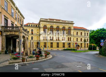 SOPRON, UNGHERIA, 17 GIUGNO 2016: Vista sulla piazza szechenyi che circonda il centro storico della città ungherese Sopron. Foto Stock