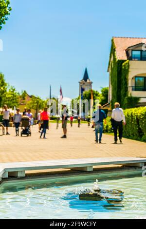 PODERSDORF AM SEE, AUSTRIA, 17 GIUGNO 2016: Vista sul lungolago della città austriaca podersdorf am See situata sulla riva di neusiedlersee ad Aus Foto Stock