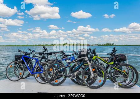 ILMITZ, 17 GIUGNO 2016: Gruppo di biciclette viene trasportato su un ponte di un traghetto tra Ilmitz e Morbisch sul lago di Neusiedlersee in Austria. Foto Stock