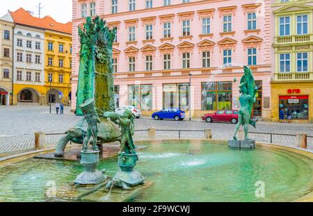 OLOMOUC, REPUBBLICA CECA, 16 APRILE 2016: Vista della fontana arion nella città ceca Olomouc. Foto Stock