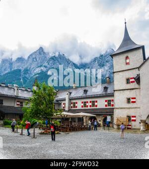 WERFEN, AUSTRIA, 2 LUGLIO 2016: I bambini giocano nel cortile principale del castello di hohenwerfen in Austria. Foto Stock