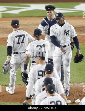 Bronx, Stati Uniti. 20 Apr 2021. New York Yankees Closer Aroldis Chapman festeggia con i compagni di squadra dopo la partita contro gli Atlanta Braves allo Yankee Stadium martedì 20 aprile 2021 a New York City. Gli Yankees sconfissero i Braves 3-1. Foto di John Angelillo/UPI Credit: UPI/Alamy Live News Foto Stock