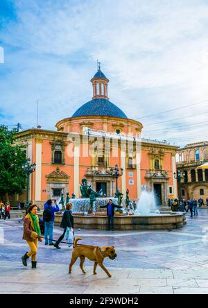 VALENCIA, 30 DICEMBRE 2015. Turisti di fronte alla Basilica della Vergine (Real Basilica De Nuestra Senora De Los Desamparados) Foto Stock