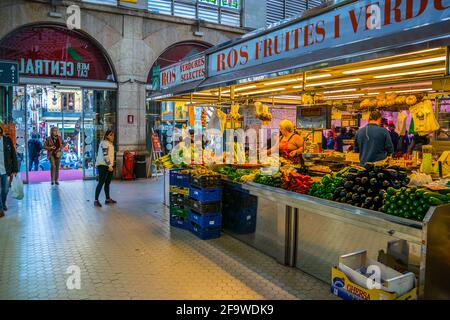 VALENCIA, SPAGNA, 30 DICEMBRE 2015: I clienti fanno i loro generi alimentari all'interno del mercato centrale di valencia. Foto Stock