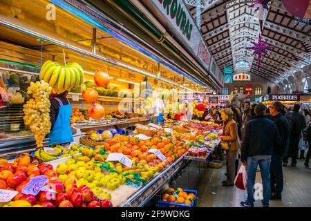 VALENCIA, SPAGNA, 30 DICEMBRE 2015: I clienti fanno i loro generi alimentari all'interno del mercato centrale di valencia. Foto Stock