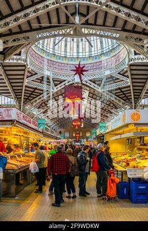 VALENCIA, SPAGNA, 30 DICEMBRE 2015: I clienti fanno i loro generi alimentari all'interno del mercato centrale di valencia. Foto Stock