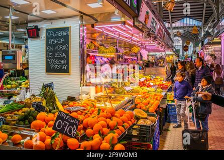 VALENCIA, SPAGNA, 30 DICEMBRE 2015: I clienti fanno i loro generi alimentari all'interno del mercato centrale di valencia. Foto Stock