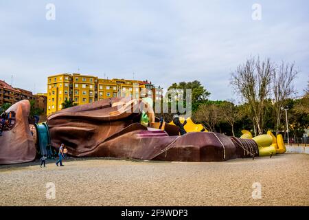 VALENCIA, SPAGNA, 31 DICEMBRE 2015: I bambini giocano nel parco giochi gulliver situato all'interno dei giardini turia di valencia. Foto Stock