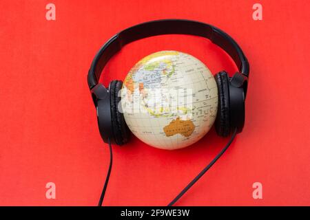 Auricolare a globo isolato sul rosso Foto Stock