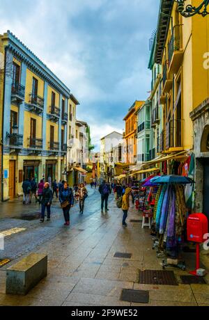 GRANADA, SPAGNA, 3 GENNAIO 2016: Vista dei negozi di souvenir che si estendono lungo la strada per il palazzo dell'alhambra in spagna. Foto Stock