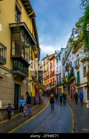 GRANADA, SPAGNA, 3 GENNAIO 2016: Vista dei negozi di souvenir che si estendono lungo la strada per il palazzo dell'alhambra in spagna. Foto Stock