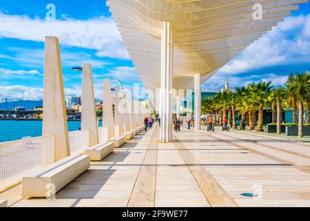 MALAGA, SPAGNA, 4 GENNAIO 2016: La gente sta camminando sulla passeggiata paseo del muelle dos nella città spagnola di malaga che si estende attraverso il porto sotto a c Foto Stock