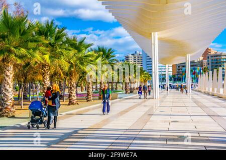 MALAGA, SPAGNA, 4 GENNAIO 2016: La gente sta camminando sulla passeggiata paseo del muelle dos nella città spagnola di malaga che si estende attraverso il porto sotto a c Foto Stock