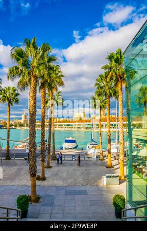 MALAGA, SPAGNA, 4 GENNAIO 2016: La gente cammina su una passeggiata circondata dal porto di malaga, in spagna. Foto Stock