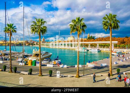 MALAGA, SPAGNA, 4 GENNAIO 2016: La gente cammina su una passeggiata circondata dal porto di malaga, in spagna. Foto Stock