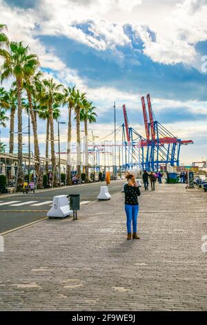 MALAGA, SPAGNA, 4 GENNAIO 2016: La gente cammina su una passeggiata circondata dal porto di malaga, in spagna. Foto Stock