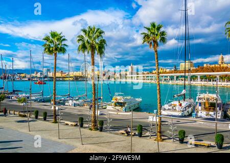 MALAGA, SPAGNA, 4 GENNAIO 2016: La gente cammina su una passeggiata circondata dal porto di malaga, in spagna. Foto Stock