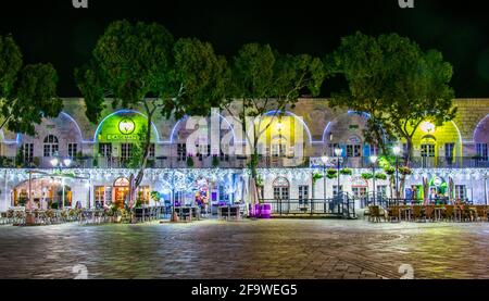 GIBILTERRA, GIBILTERRA, 5 GENNAIO, 2016:vista notturna di bar e ristoranti sulla grande piazza Casemates a gibilterra Foto Stock