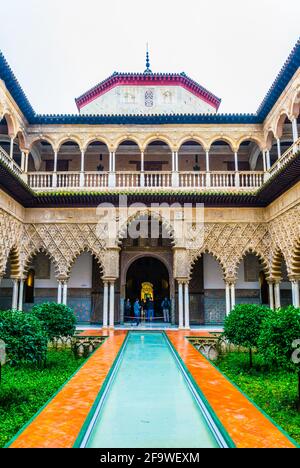 SIVIGLIA, SPAGNA, 7 GENNAIO 2016: Vista del cortile delle fanciulle situato all'interno del palazzo reale alcazar nella città spagnola di siviglia Foto Stock