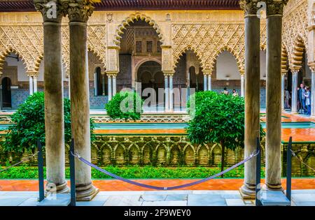 SIVIGLIA, SPAGNA, 7 GENNAIO 2016: Vista del cortile delle fanciulle situato all'interno del palazzo reale alcazar nella città spagnola di siviglia Foto Stock