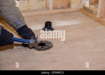 Scarico doccia chiodatura a pavimenti in legno compensato per l'installazione di nuovi impianti idraulici Foto Stock