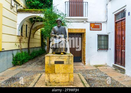 CORDOVA, SPAGNA, 8 GENNAIO 2016: Statua di ben Maimonides nel quartiere ebraico di cordova Foto Stock